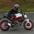 Ducati Monster 797 wloski przepis na motocykl dla poczatkujacych - spodnie przeciwdeszczowe