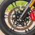 Moto Guzzi V7 III Carbon pozytywna wibracja TEST - czerwone zaciski moto guzzi