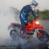 Ducati Hypermotard 796 i BMW F800R z detonatorem w reku - palenie gumy ducati hypermotart 796 test a mg 0274