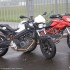 Ducati Hypermotard 796 i BMW F800R z detonatorem w reku - podobienstwa hypermotard796 f800r test a mg 0093