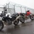 Ducati Hypermotard 796 i BMW F800R z detonatorem w reku - roznice hypermotard796 f800r test a mg 0086