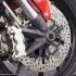 Ducati Hypermotard 796 i BMW F800R z detonatorem w reku - tarcza przednia hypermotard796 ducati test a mg 0064
