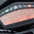Ducati Hypermotard 796 i BMW F800R z detonatorem w reku - zegary hypermotard796 ducati test a mg 0039