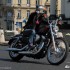 Harley-Davidson Sportster Seventy Two powrot do galezi - Dziewczyna na Harley Davidson Sporster 72