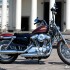 Harley-Davidson Sportster Seventy Two powrot do galezi - Motocykl skapany w sloncu