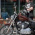 Harley-Davidson Sportster Seventy Two powrot do galezi - Przed kawiarenka z Harleyem