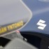 Honda VFR1200F DCT vs Suzuki Hayabusa hiperturystyka - logo Suzuki