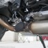 Suzuki GSR750 brutal w bialych rekawiczkach - exap zawor wydechowy suzuki gsr750 2011 test motocykla 27