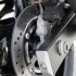 Suzuki GSR750 brutal w bialych rekawiczkach - hamulec tyl suzuki gsr750 2011 test motocykla 26
