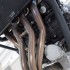 Suzuki GSR750 brutal w bialych rekawiczkach - kolektory wydechowe suzuki gsr750 2011 test motocykla 15
