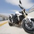 Suzuki GSR750 brutal w bialych rekawiczkach - kolo przednie hamulec suzuki gsr750 2011 test motocykla 05