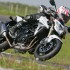 Suzuki GSR750 brutal w bialych rekawiczkach - latwosc prowadzenia suzuki gsr750 2011 test motocykla 11
