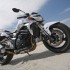 Suzuki GSR750 brutal w bialych rekawiczkach - motocykl suzuki gsr750 2011 test motocykla 08