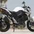 Suzuki GSR750 brutal w bialych rekawiczkach - muskularny wyglad suzuki gsr750 2011 test motocykla 19