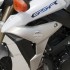 Suzuki GSR750 brutal w bialych rekawiczkach - owiewka suzuki gsr750 2011 test motocykla 28