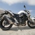 Suzuki GSR750 brutal w bialych rekawiczkach - prawa strona suzuki gsr750 2011 test motocykla 03