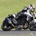 Suzuki GSR750 brutal w bialych rekawiczkach - przyspieszenie suzuki gsr750 2011 test motocykla 14