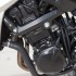 Suzuki GSR750 brutal w bialych rekawiczkach - silnik suzuki gsr750 2011 test motocykla 25