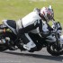 Suzuki GSR750 brutal w bialych rekawiczkach - skret suzuki gsr750 2011 test motocykla 16