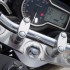 Suzuki GSR750 brutal w bialych rekawiczkach - stacyjka zegary suzuki gsr750 2011 test motocykla 24