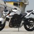 Suzuki GSR750 brutal w bialych rekawiczkach - suzuki gsr750 2011 test motocykla 18