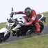 Suzuki GSR750 brutal w bialych rekawiczkach - szybki zakret suzuki gsr750 2011 test motocykla 02