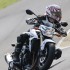 Suzuki GSR750 brutal w bialych rekawiczkach - wyjscie z zakretu suzuki gsr750 2011 test motocykla 23