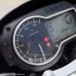 Suzuki GSR750 brutal w bialych rekawiczkach - zegary suzuki gsr750 2011 test motocykla 17