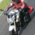 Suzuki GSR750 brutal w bialych rekawiczkach - zlozenie suzuki gsr750 2011 test motocykla 01
