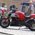 Wloskie szalenstwo Ducati Diavel vs Ducati Monster S4R - dziadek w tle