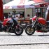 Wloskie szalenstwo Ducati Diavel vs Ducati Monster S4R - knajpa w tle