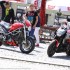 Wloskie szalenstwo Ducati Diavel vs Ducati Monster S4R - zaciekawieni przechodnie