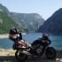 Europa na motocyklu w poszukiwaniu marzen - na tle jeziora