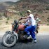 Samopas przez Kaukaz Samotna podroz motocyklowa w bezkres przygody - Niektorym trzeba pomoc odpalic motocykl