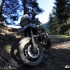 Samotna podroz motocyklem przygody na Kaukazie - zdjecie nie pokazuje nachylenia ale motocykl musialbyc zabezpieczony przez zjechaniem w dol lancuchem