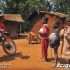 Cameroon Challenge motocyklowa podroz po Afryce - dzieci ogladajace motocykl