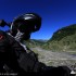 Hardkorowa odslona turystyki motocyklem na wschod - Zdjecie motocyklisy na tle panoramy Gruzji