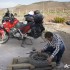 Zdobyc Argentyne motocyklem do Ameryki Poludniowej - wymiana opony