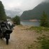 Motocyklem na Balkany samotnie na dwoch kolach - jezioro we mgle