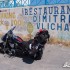 Motocyklem na Cyklady czyli wakacje w Grecji - basen restauracja parking