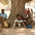 Motocyklem przez Afryke wschod kontynentu na poczatek - dzieciaki pod drzewem - turystyka motocyklowa - Afryka na motocyklu