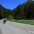 Motocyklem w Alpy w krainie agrafek - blekitne niebo jazda
