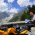 Motocyklem w Alpy w krainie agrafek - gory w tle sprawdzanie mapy