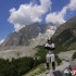 Motocyklem w Alpy wyprawa do mekki dwoch kolek - chrmury w tle