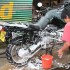 Motocyklem ze Szkocji do Nepalu Cel osiagniety - ostatnie mycie przezd wysylka