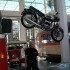 Nach Berlin podroz po muzeach motocyklowych - podwieszony motocykl