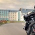 Dyrektor szpitala w reklamie na motocyklu - Przy szpitalu