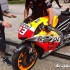 Marc Marquez rozbija swoja HondeRC213V - Honda po glebie