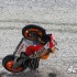 Marc Marquez rozbija swoja HondeRC213V - moto w piasku