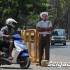 Policjanci z kartonu w Indiach - policjant z kartonu